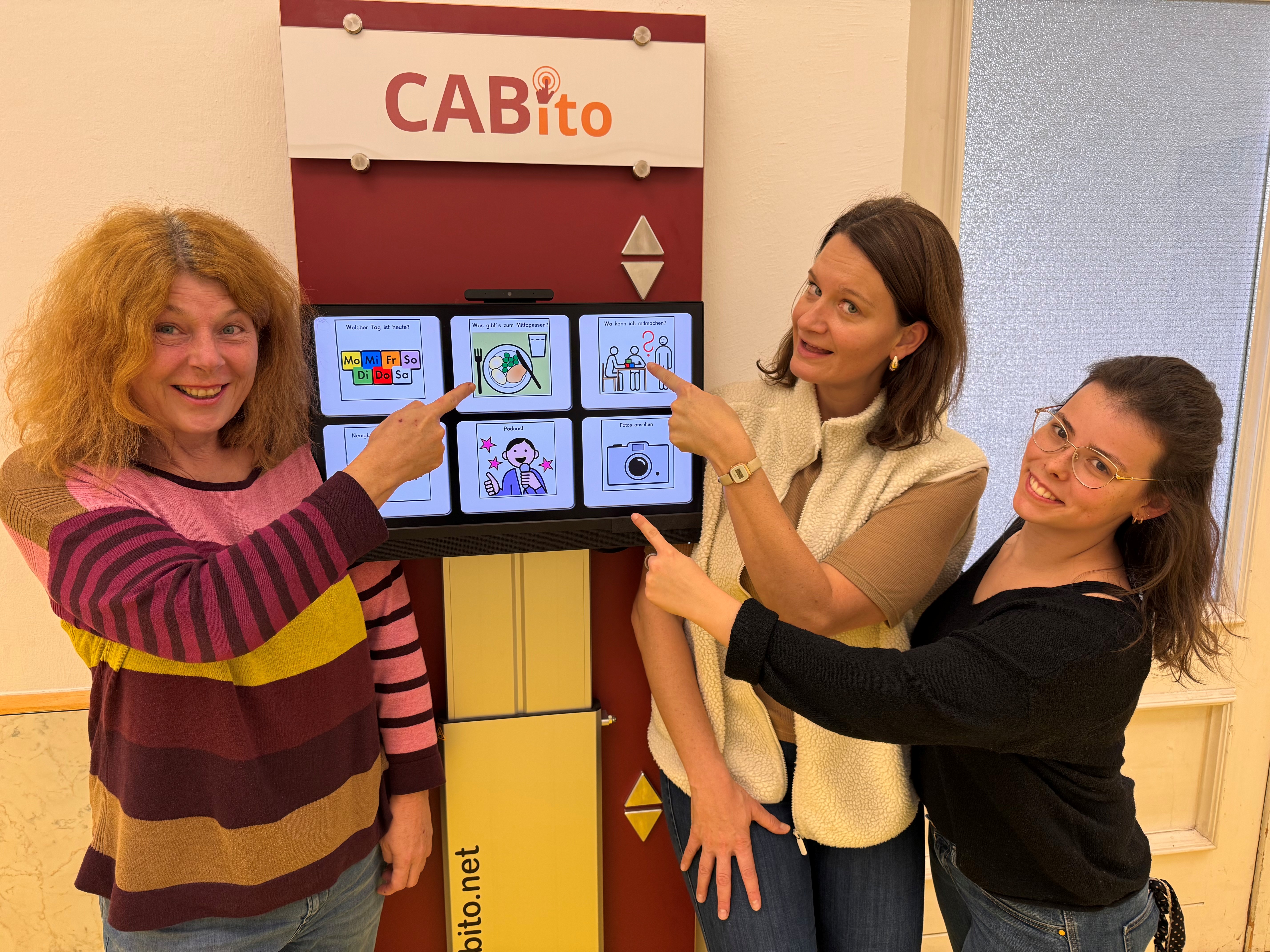 Auf dem Bild sieht man drei Frauen, die vor einem Cabito stehen.