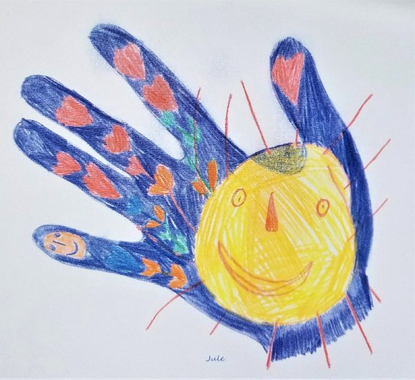 Auf dem mit Buntstift gemalten Bild ist eine blaue Hand gezeichnet, in deren Handfläche eine lachende Sonne liegt. Die Finger sind mit roten Herzchen verziert.