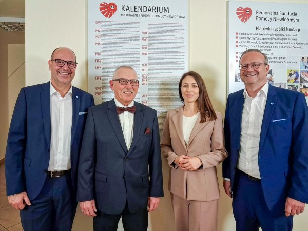Vier Personen beim Pressetermin
