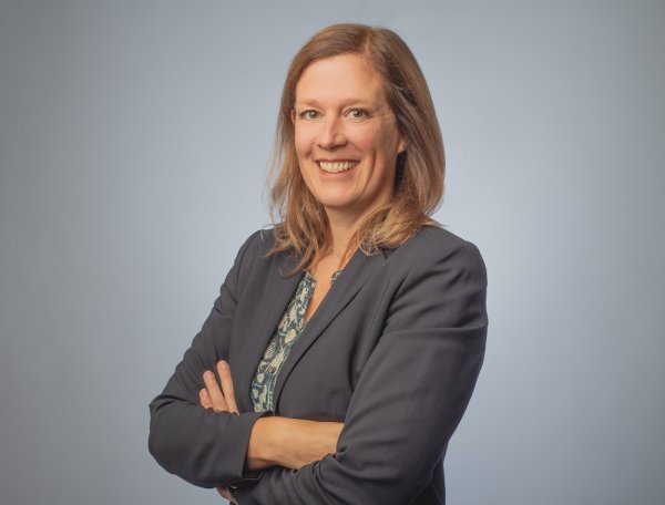 Auf dem Foto sieht man die Institutsleitung des Blindeninstituts München, Dorit Wiedemann