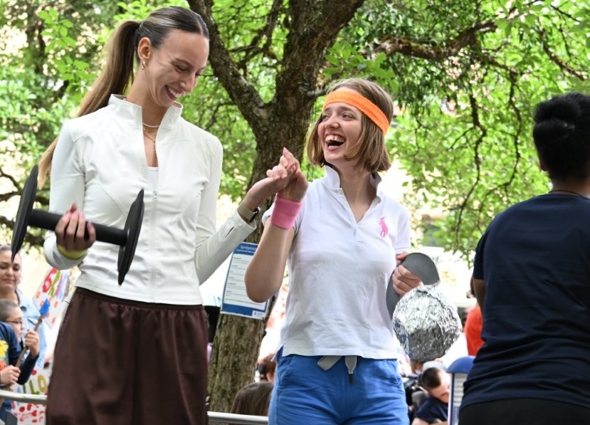 Auf dem Bild sieht man zwei junge Frauen in Sportkleidung