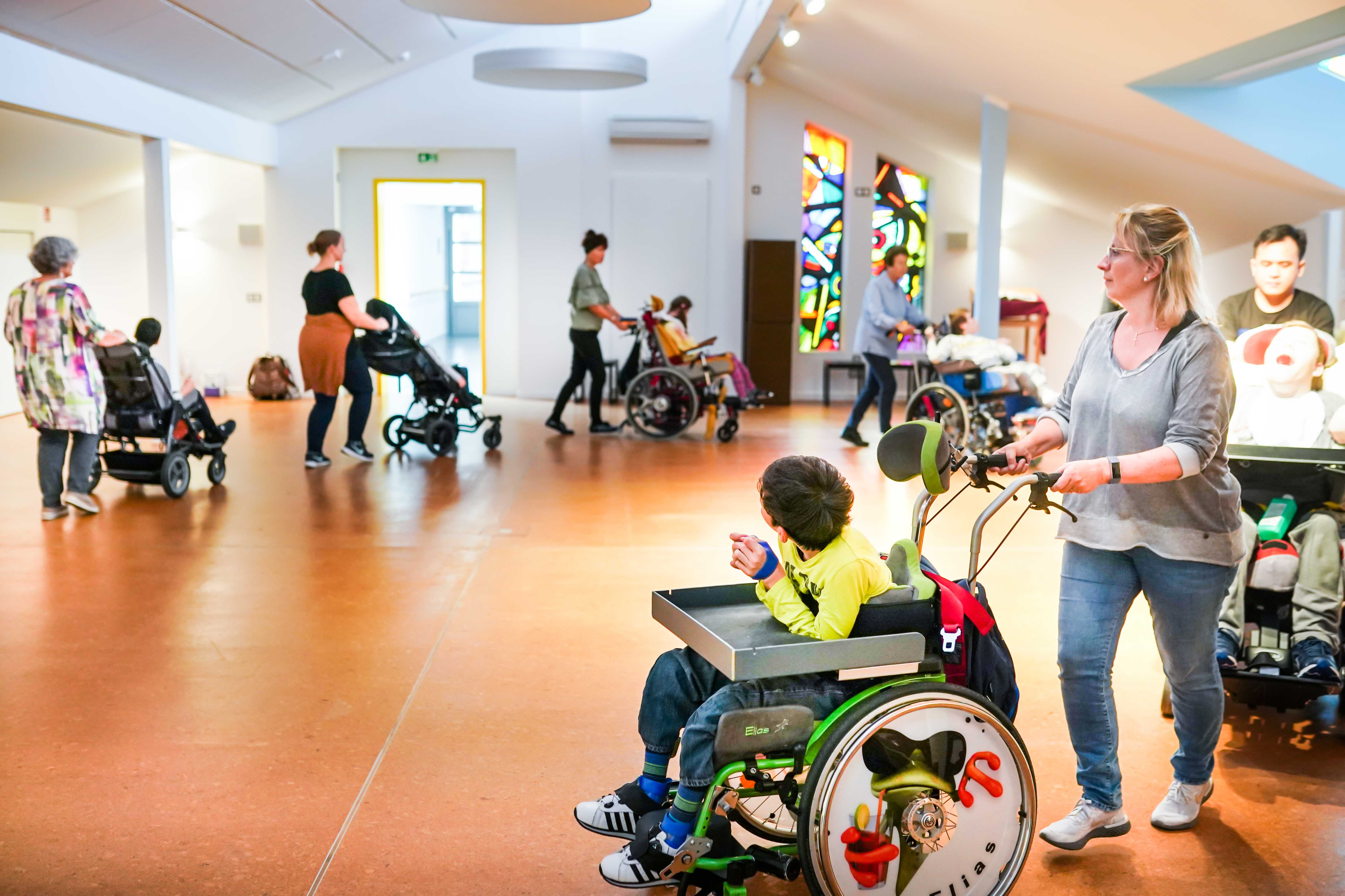 Eine Gruppe von Rollstuhlfahrer*innen beim Rollstuhltanz.