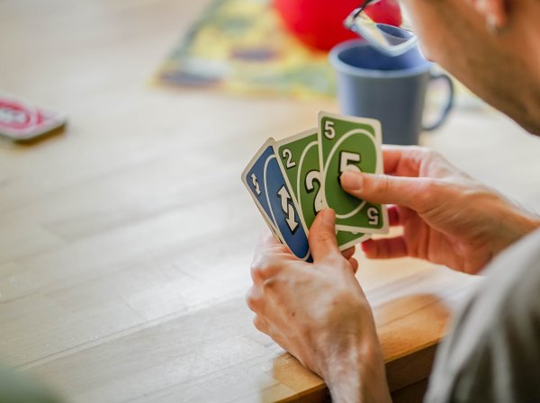 Ein Klient spielt Uno.