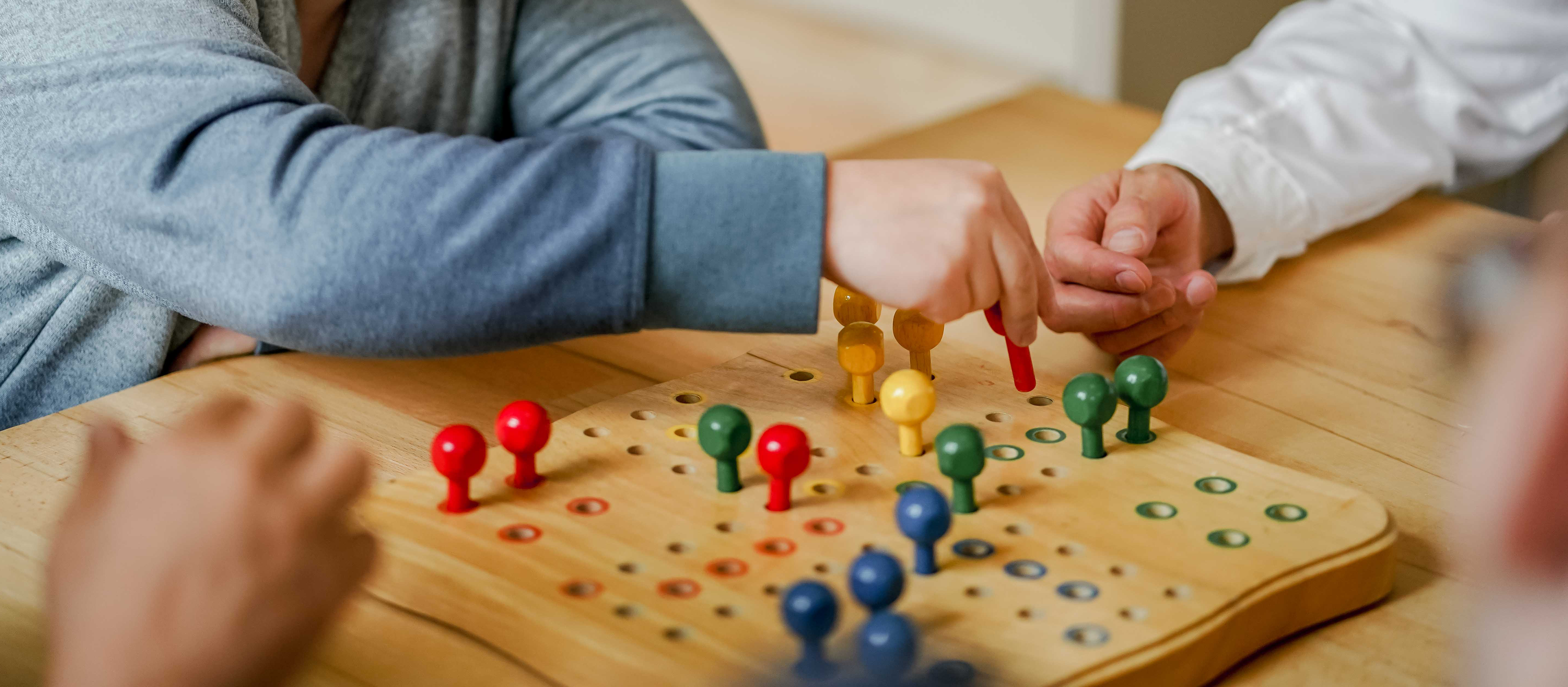 Klient*innen spielen ein Brettspiel.