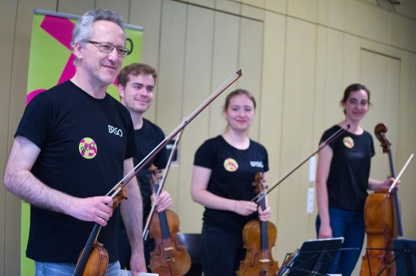 Das Bild zeigt die Musiker*innen des BRSO, die am Blindeninstitut München gespielt haben. Alle stehen.