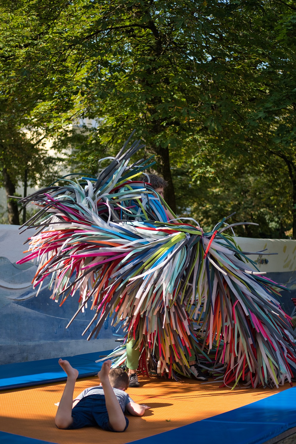 Das Bild zeigt die Figur ZWINK, bestehend aus vielen bunten Plastikschlangen.