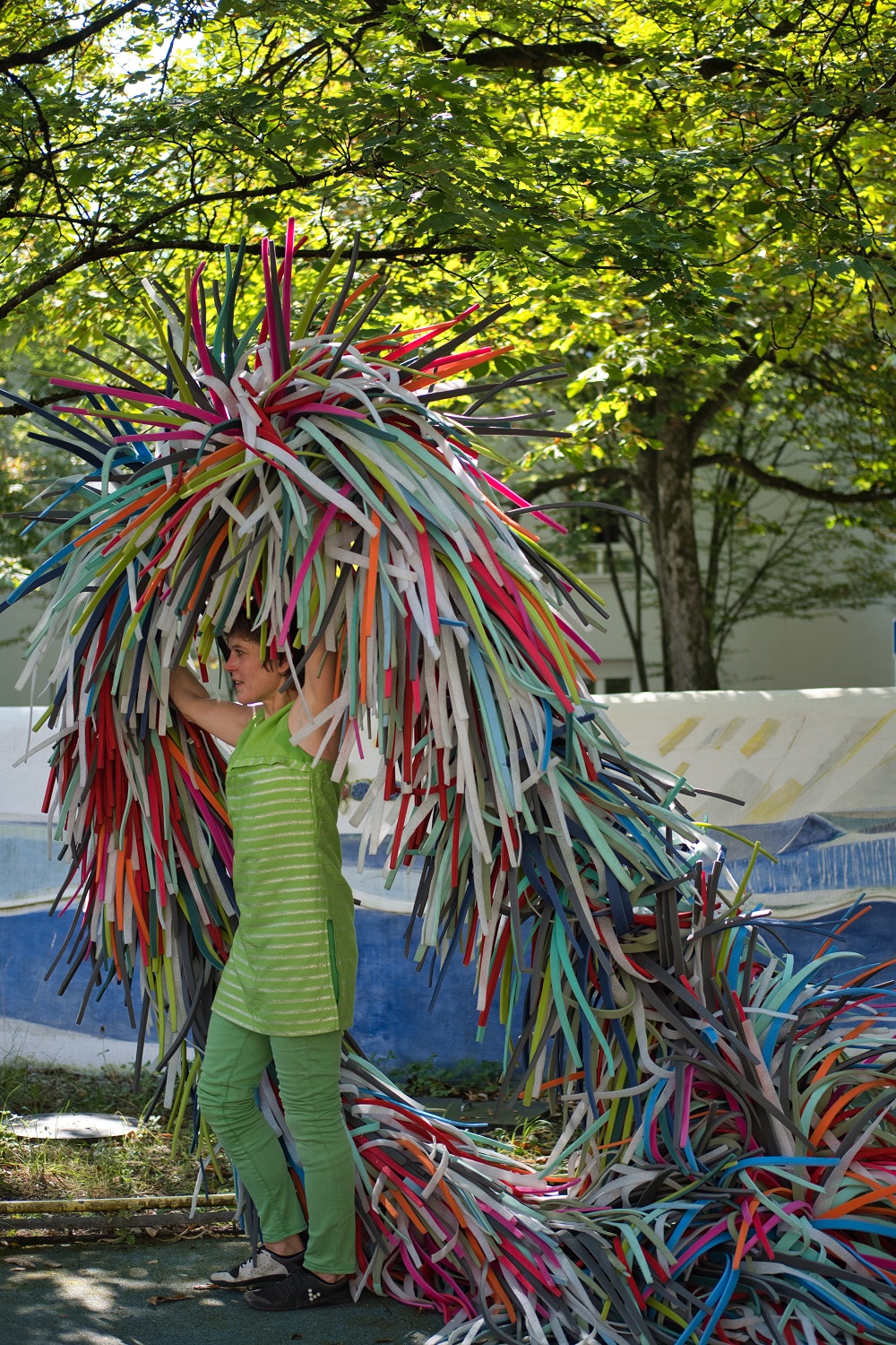 Das Bild zeigt die Figur ZWINK bestehend aus bunten Plastikschlangen.