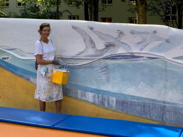 Das Bild zeigt Ellen Wittmann, die Künstlerin, die den Spielplatz in Neuhausen konzipiert hat und nun neu gestaltet.