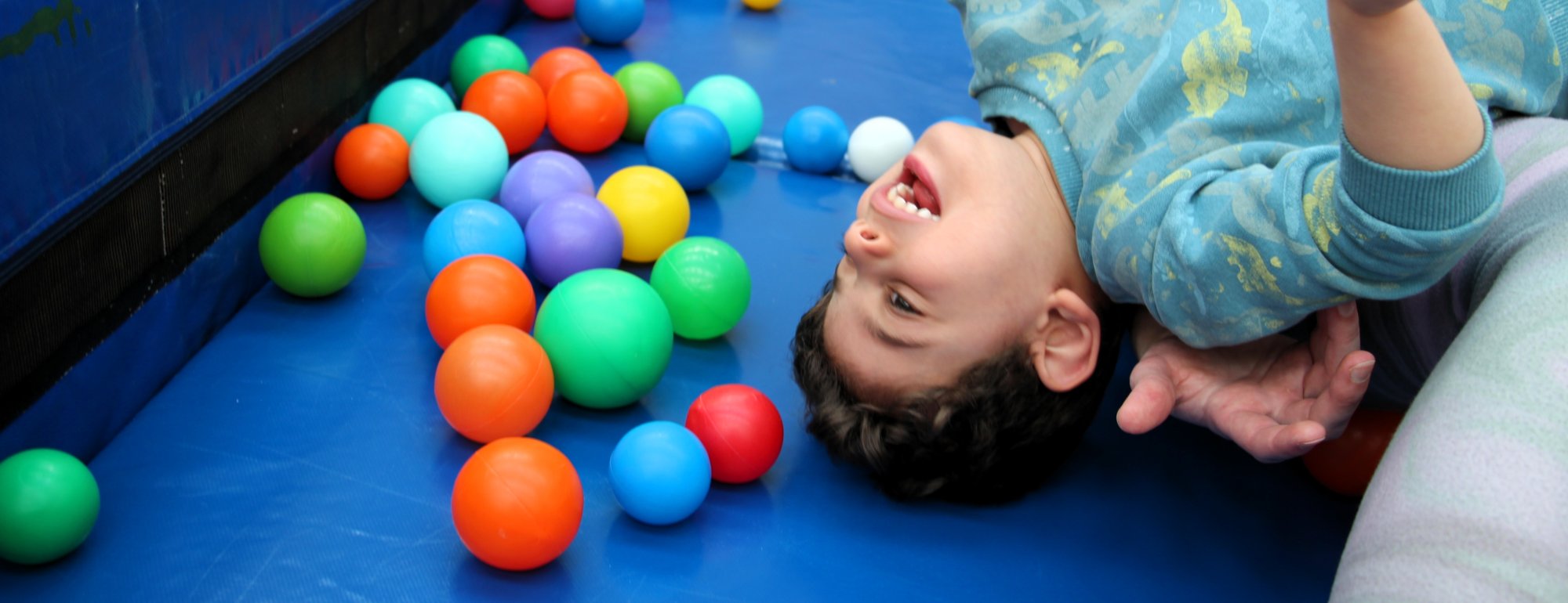 Ein Kind bei der Ergotherapie im Bällebad