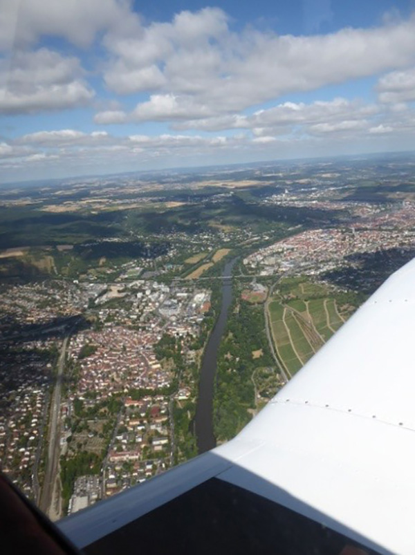 Ein Luftbild von Würzburg mit dem Fluss Main aus dem Flugzeug aufgenommen