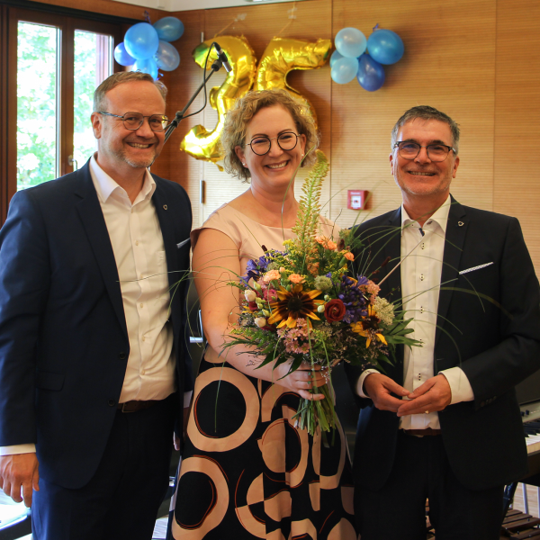 Dominique Gottwald zusammen mit den Stiftungsvorständen Dr. Marco Bambach und Johannes Spielmann