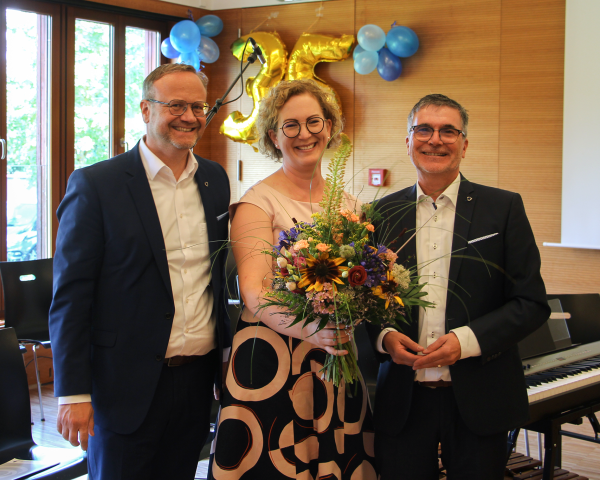 Dominique Gottwald mit den Stiftungsvorständen Dr. Marco Bambach und Johannes Spielmann