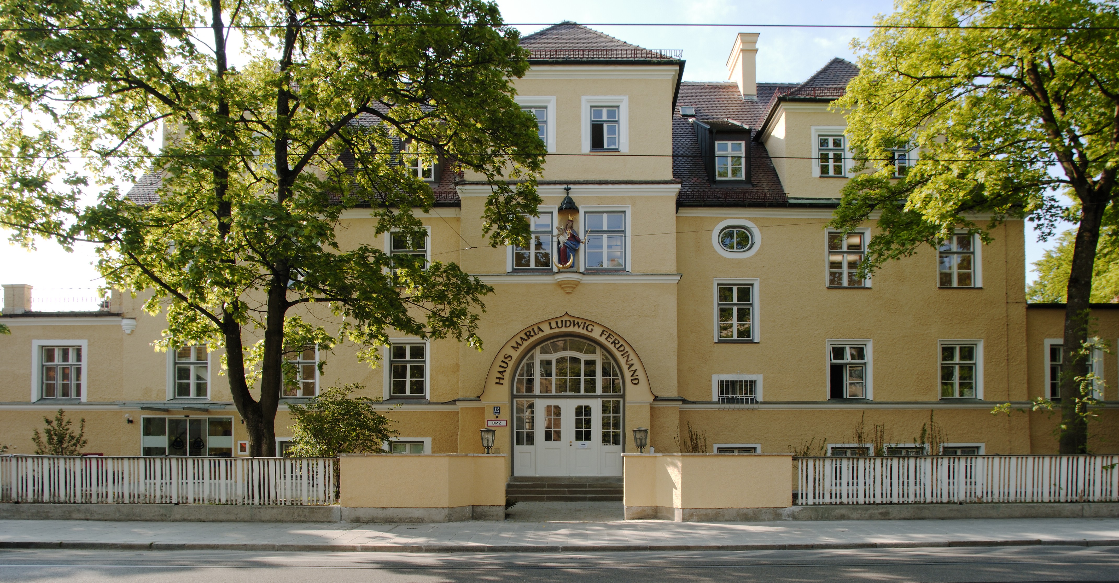 Auf dem Foto sieht man das Blindeninstitut München von der Romanstraße aus gesehen.