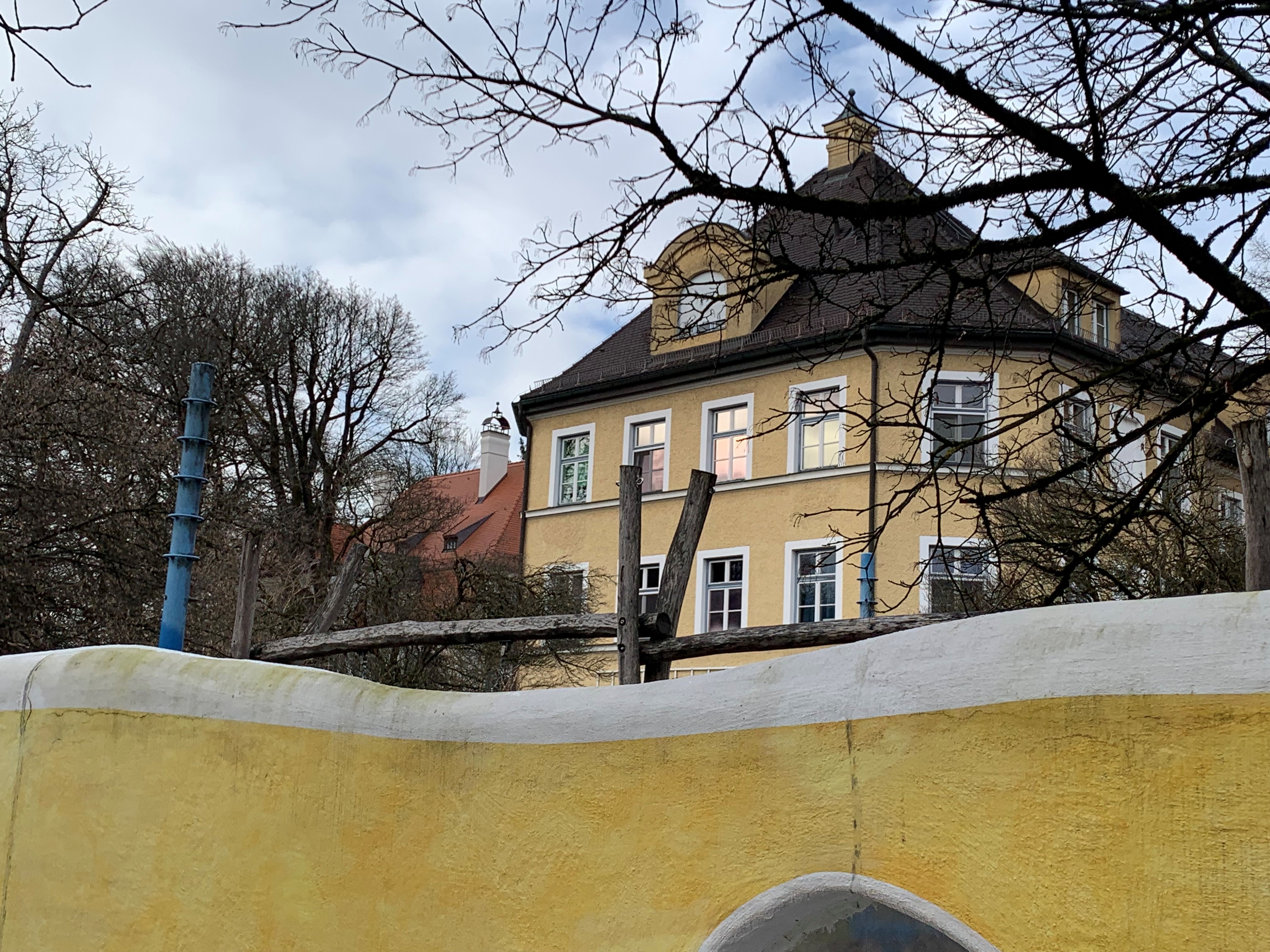 Auf dem Foto sieht man das Blindeninstitut München hinter der gelben Mauer.