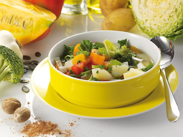 Das Bild zeigt frische Lebensmittel, wie zum Beispiel, Lachs und Olivenöl