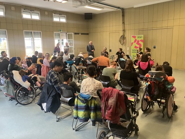 Auf dem Bild sieht man das Ensemble des BRSO sowie das Publikum von hinten.