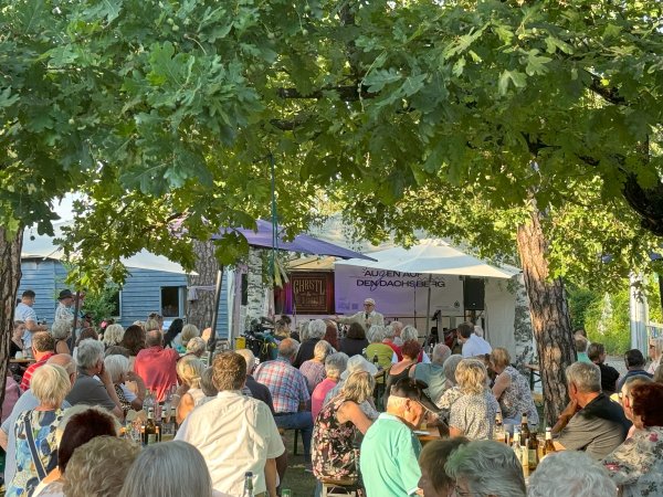 Knapp 150 Besucherinnen waren zur Auftaktveranstaltung von Augen auf den Dachsberg gekommen.