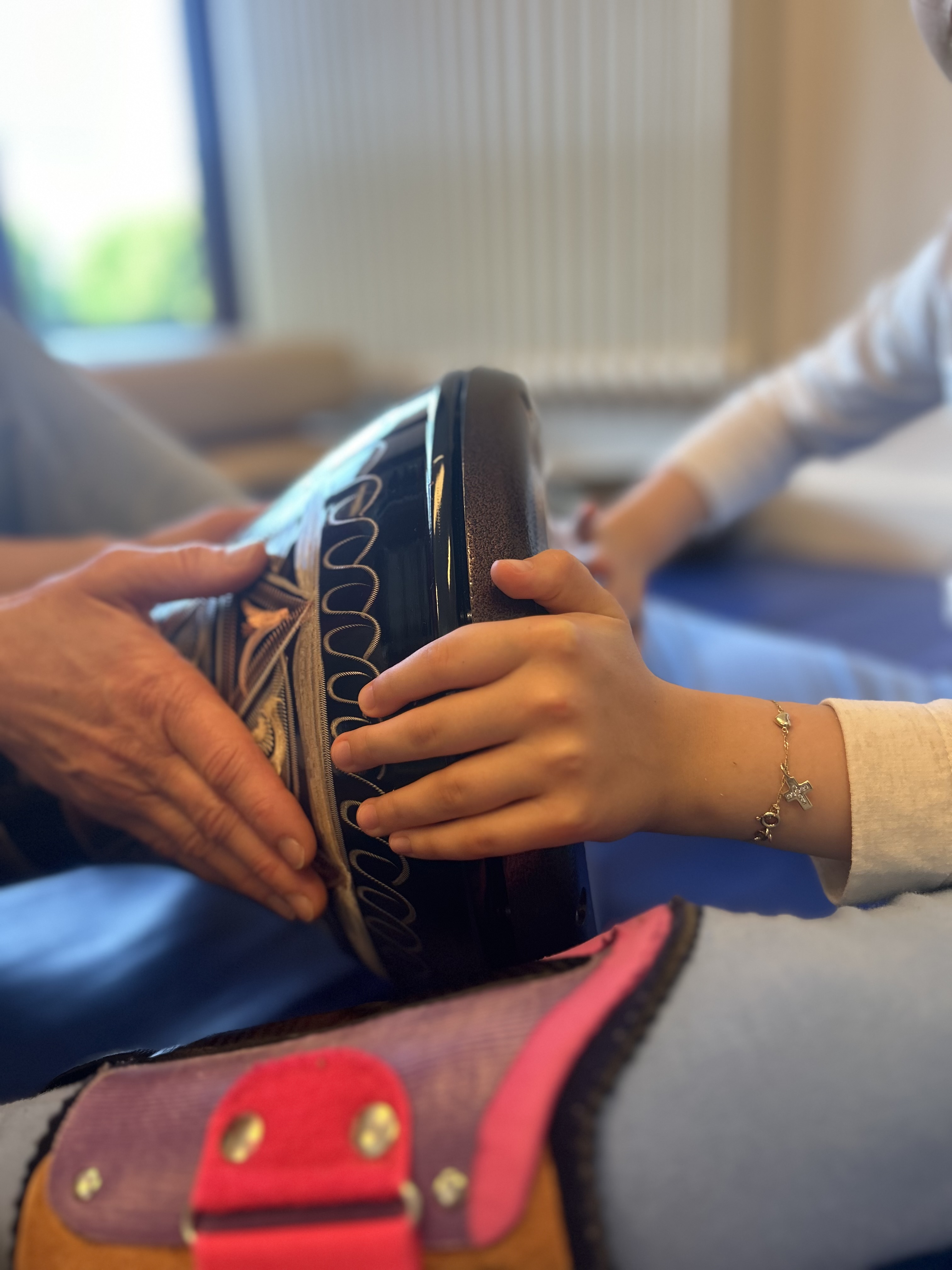 Eine Schülerin trommelt in der Musiktherapie, Nahaufnahme