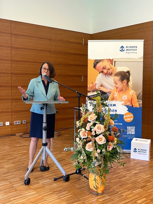 Frau Oberbürgermeisterin Maltz-Schwarzfischer mit einem Grußwort, am Rednerpult