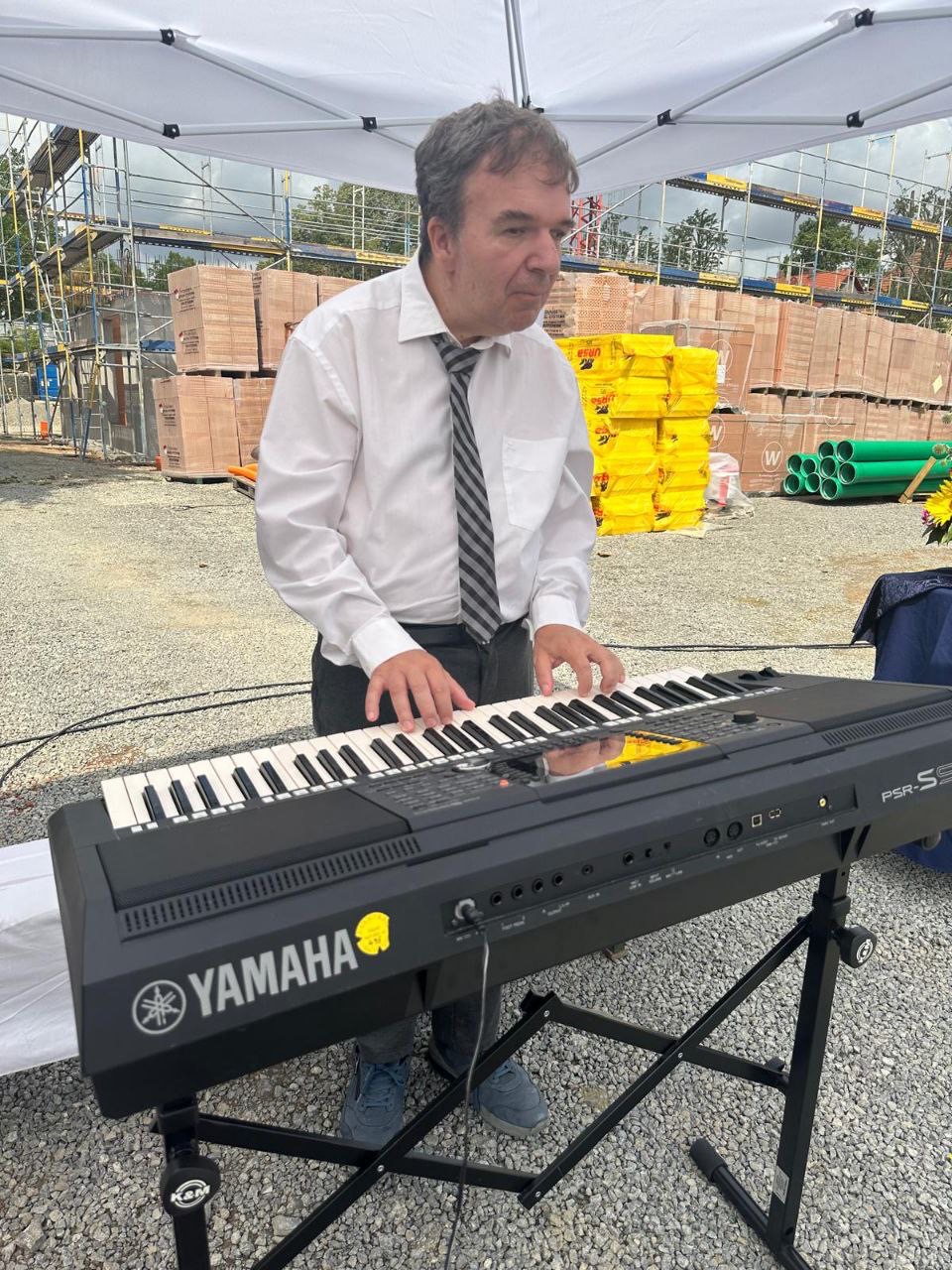 Ein Mann steht an einem E-Piano und spielt.