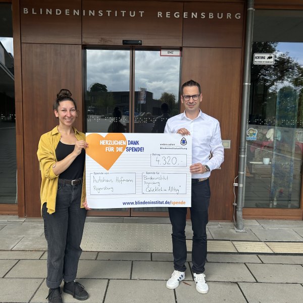 Spendenübergabe im Blindeninstitut, Lisa Pflamminger links, Herr Ziervogel (Standortleiter Autohaus Hofmann) rechts