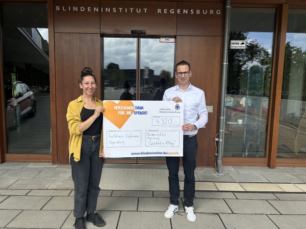Spendenübergabe mit Filialleiter Ziervogel