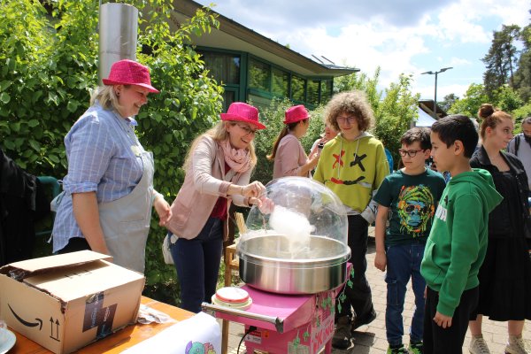 Zuckerwatte wurde frisch zubereitet.