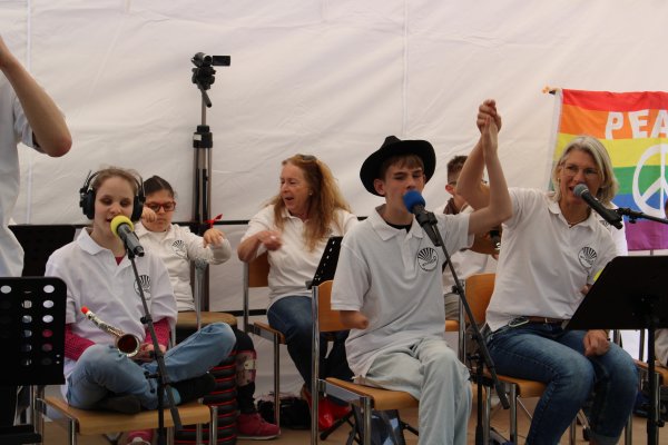 Die Musikgruppe Studio D des Blindeninstituts begeisterte das Publikum.