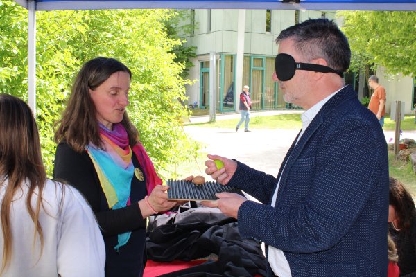 Der Vorstand der Blindeninstitutsstiftung erprobt sich beim Ertasten von Gegenständen.