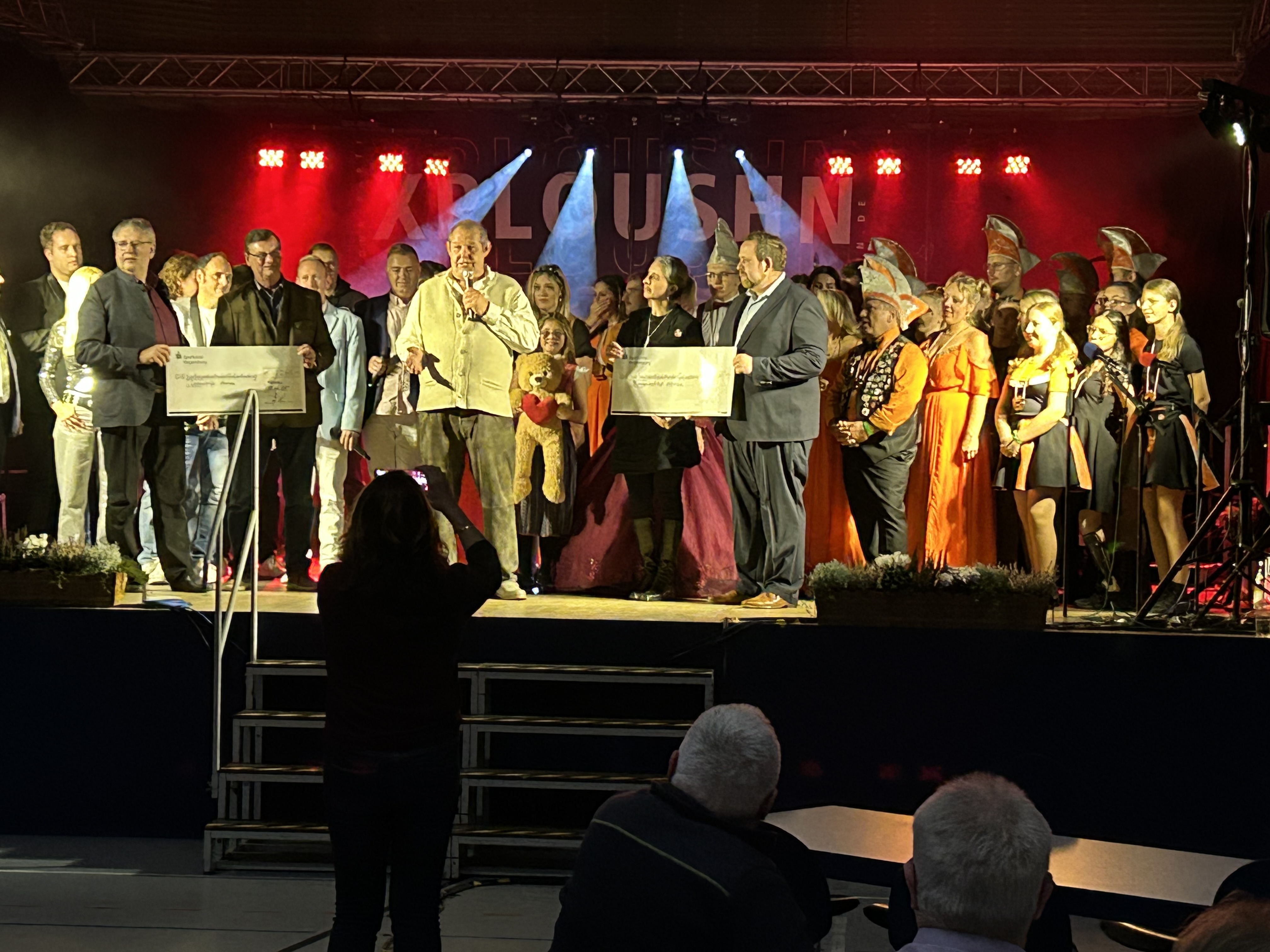 Spendenübergabe bei der Benefiz-Schlagerparty in Hemau