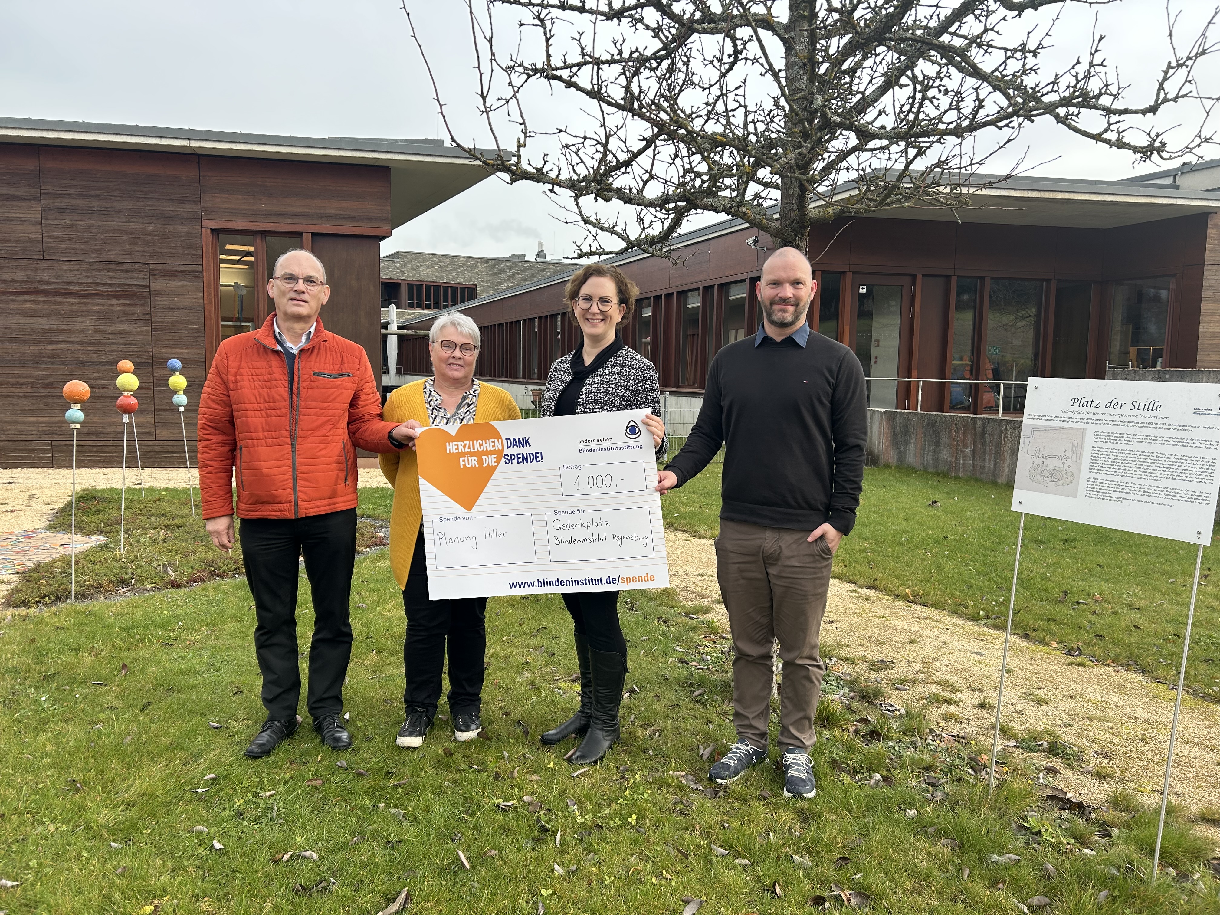 Spendenübergabe am Gedenkplatz des Blindeninstituts Regensburg