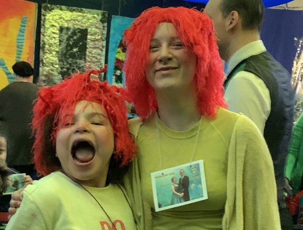 Das Bild zeigt zwei Personen, die sich als Pumuckl verkleidet haben.