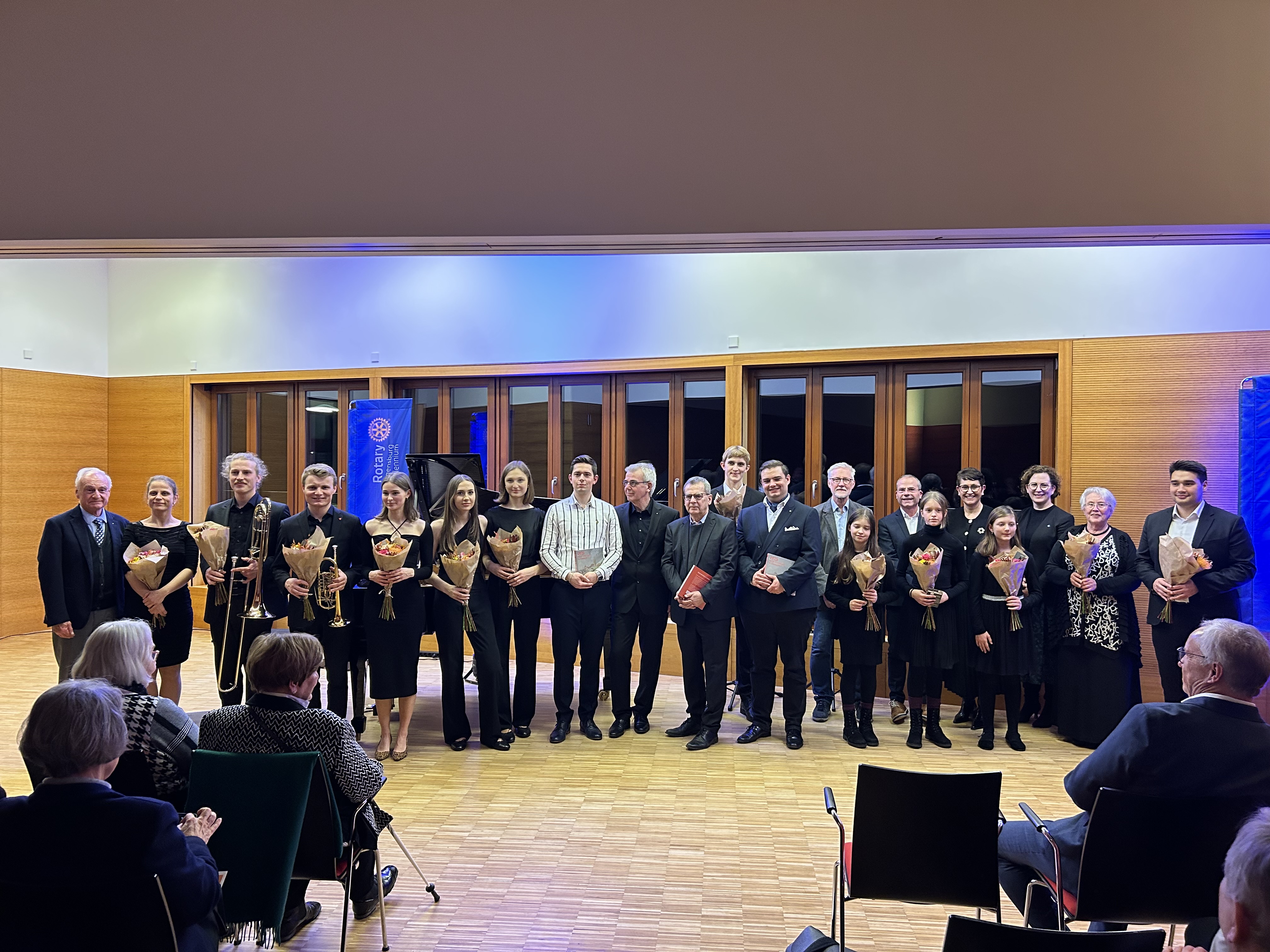 Gruppenfoto Musiker und Organisatoren Benefizkonzert