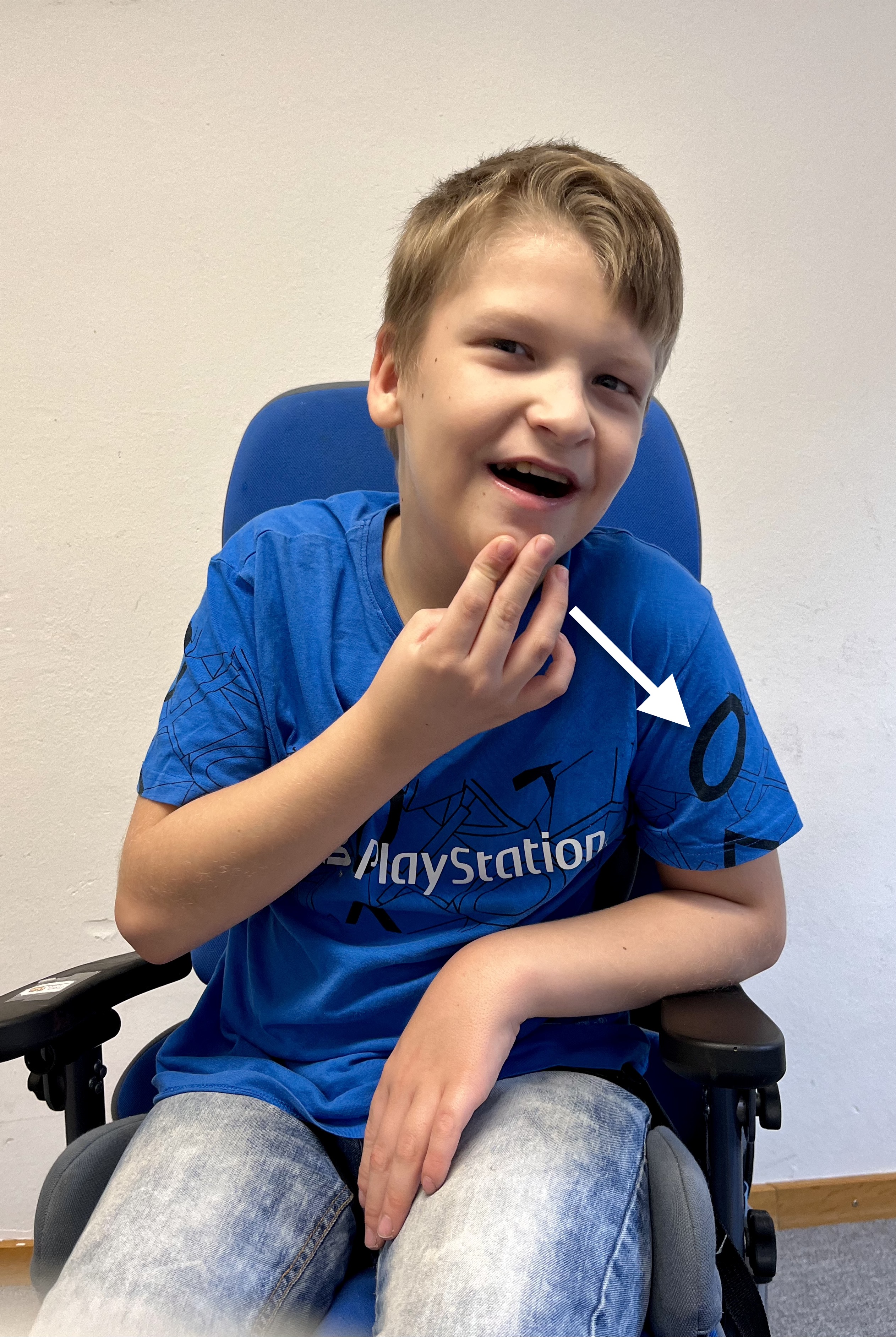 Lucas gebärdet Danke