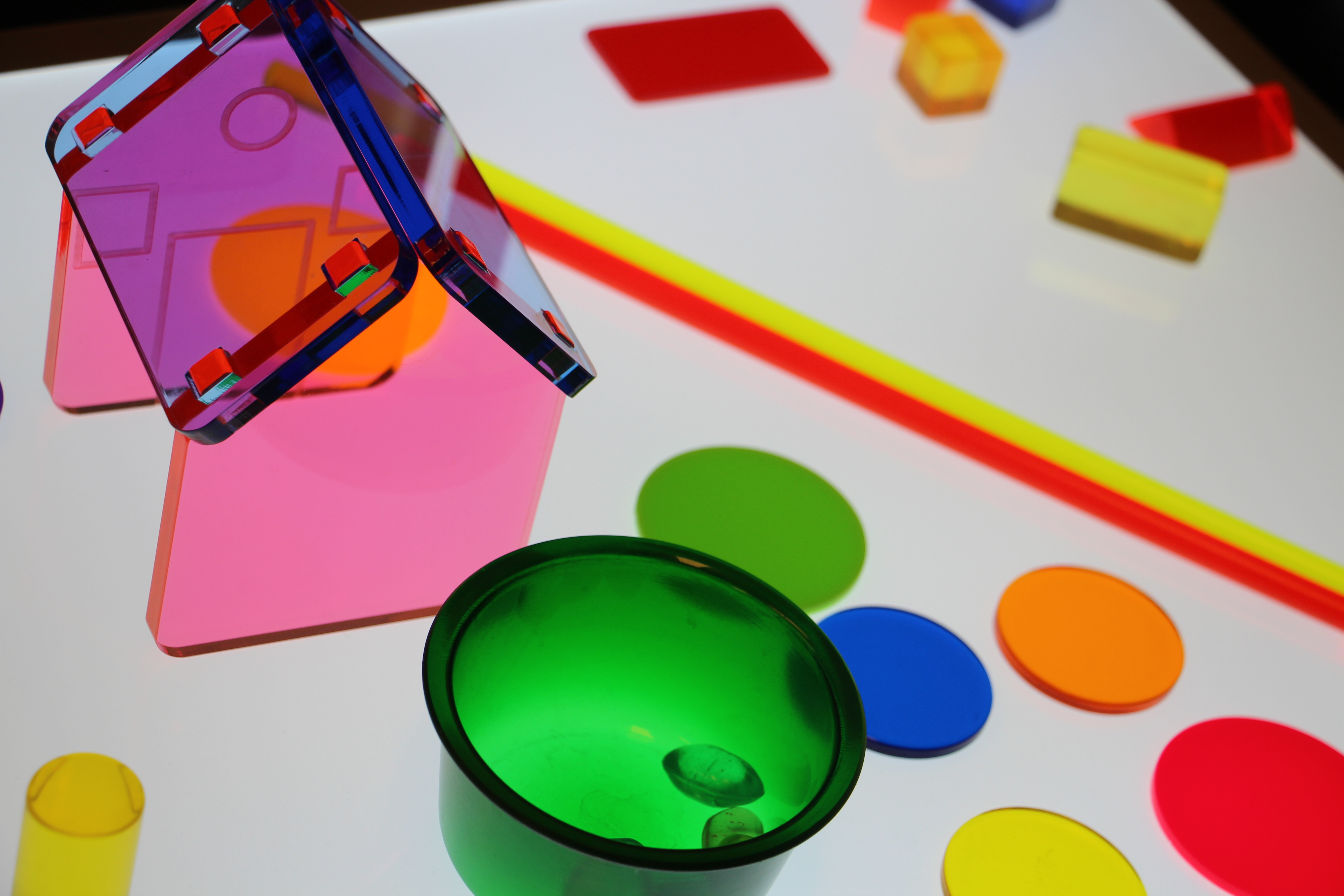 Sehförderung - bunte Elemente auf einer Leuchttafel