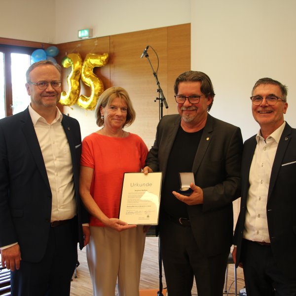 Gruppenfoto (von links): Herr Dr Marco Bambach (Vorstand Blindeninstitutsstiftung), Frau Gabriele Hitzlberger (Stv. Vorsitzende Stiftungsrat), Herr Stephan Hußlein (Institutsleiter Blindeninstitut Regensburg), Herr Johannes Spielmann (Vorstand Blindeninstitutsstiftung), Überreichung der Graf-zu-Bentheim-Medaille in Gold