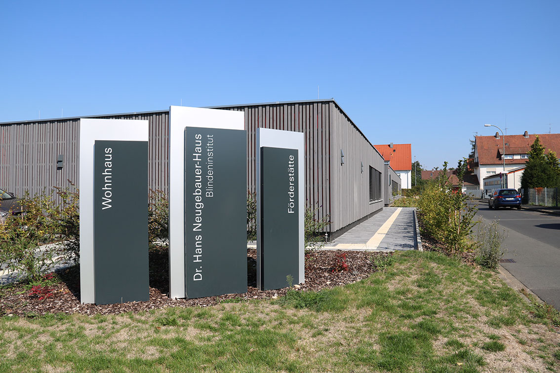 Ansicht der Förderstätte und der Beschilderung