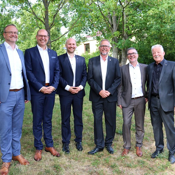 Gruppenbild mit sechs Männern. Von links Stiftungsvorstand Dr. Marco Bambach, Institutsleiter Matthias Rüth, Institutsleiter Dr. Michael Weis, verabschiedeter Institutsleiter Dr. Thomas Heckner, Stiftungsvorstand Johannes Spielmann, ehemaliger Institutsleiter Hubert Hertlein (Foto: Sabine Tracht/Blindeninstitut)