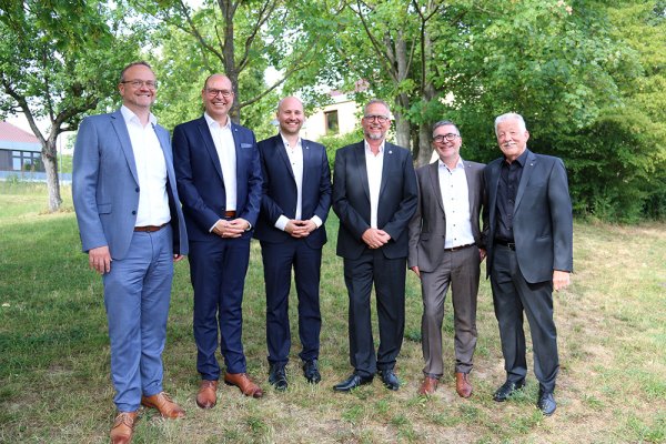 Gruppenbild mit sechs Männern. Von links Stiftungsvorstand Dr. Marco Bambach, Institutsleiter Matthias Rüth, Institutsleiter Dr. Michael Weis, verabschiedeter Institutsleiter Dr. Thomas Heckner, Stiftungsvorstand Johannes Spielmann, ehemaliger Institutsleiter Hubert Hertlein