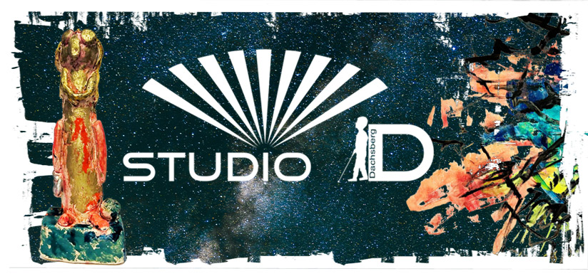 Grafik mit dem Logo von „STUDIO D“ vor einem sternenübersäten Nachthimmel. Über dem Schriftzug ist ein fächerförmiges, strahlenähnliches Symbol. Rechts steht ein großes weißes „D“ mit einer stilisierten Figur und dem Wort „Dachsberg“. Links ist eine farbige Ton- oder Keramikskulptur zu sehen, rechts abstrakte, bunt gemalte Pinselstrukturen.