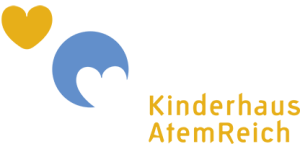 Herzförmiges Logo mit der Aufschrift Kinderhaus Atemreich