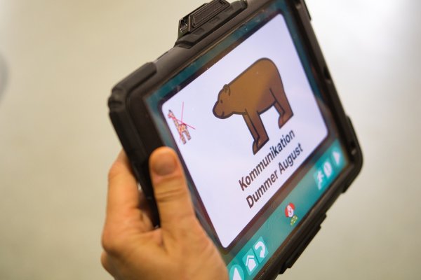 Das Bild zeigt eine Symboltafel mit einem Bären.