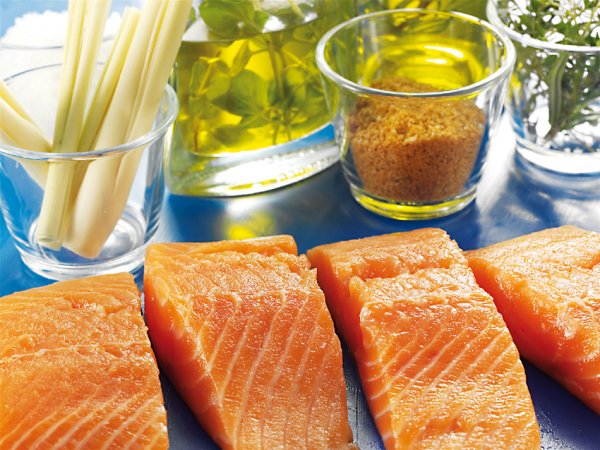 Das Bild zeigt frische Lebensmittel, wie zum Beispiel, Lachs und Olivenöl