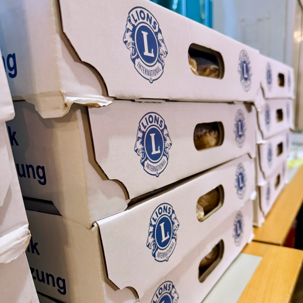 Mehrere Kartons voller leckerer, duftender Krapfen für alle Schüler*innen und Mitarbeiter*innern des Blindeninstituts Rückersdorf.