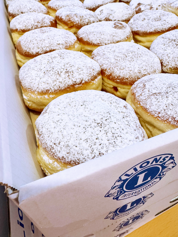 Leckere Krapfen zum Faschingsbeginn am 11.11. - gespendet vom Lionsclub Lauf für das Blindeninstitut Rückersdorf.