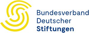 Logo: Links ist ein gelbes S zu sehen, welches aus mehreren Umrandungen besteht. Daneben steht Bundesverband Deutscher Stiftungen