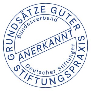 Logo: Ein umrandeter Kreis durchbrochen von einem Strich. In dieser Grafik steht die Aufschrift Grundsätze Guter Stiftungspraxis - Anerkannt - Bundesverband Deutscher Stiftungen.