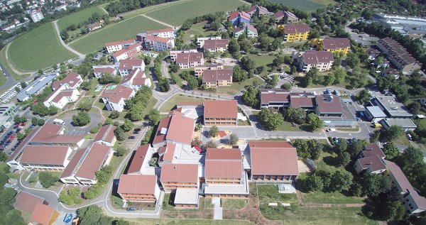 Eine Ansicht des Blindeninstituts in Würzburg (Ohmstraße 7) aus der Vogelperspektive.