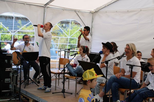 Die Musikgruppe Studio D des Blindeninstituts Rückersdorf performte auf dem Maifest 2025.