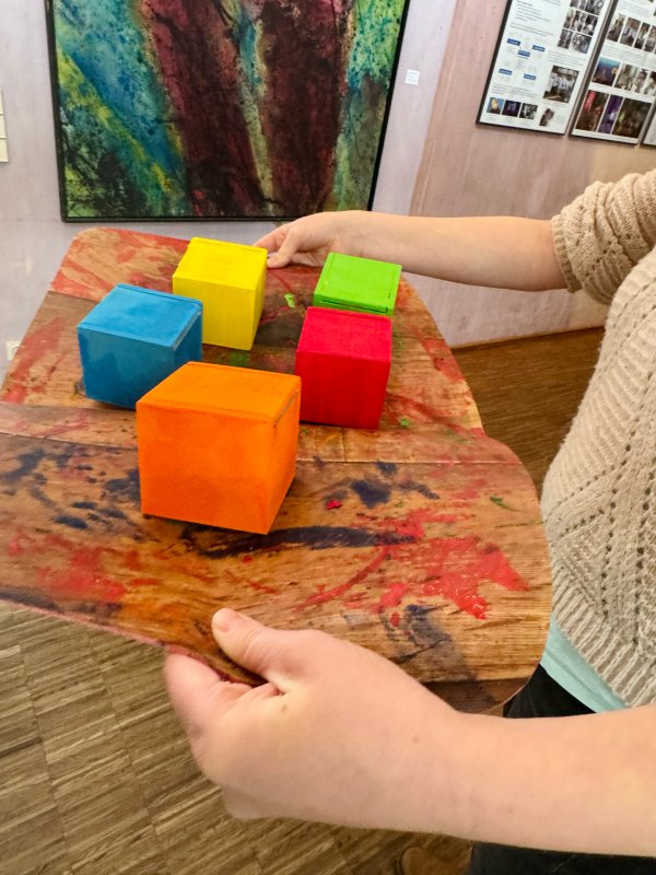 Es sind bunt bemalte Boxen in den Farben Blau, Rot, Grün, Orange und Gelb zu sehen, welche nach dem Trocknen in die Klassenzimmer verteilt werden können um von den Kindern genutzt zu werden.